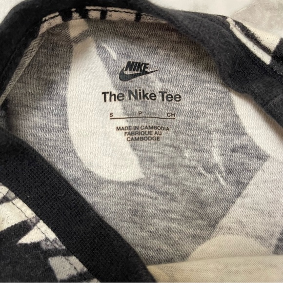 Nike Kids Black and White Graphic Tee size S - Picture 3 of 3